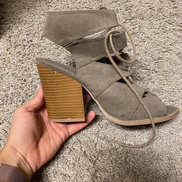 Strappy lace heels - Picture 2 of 4